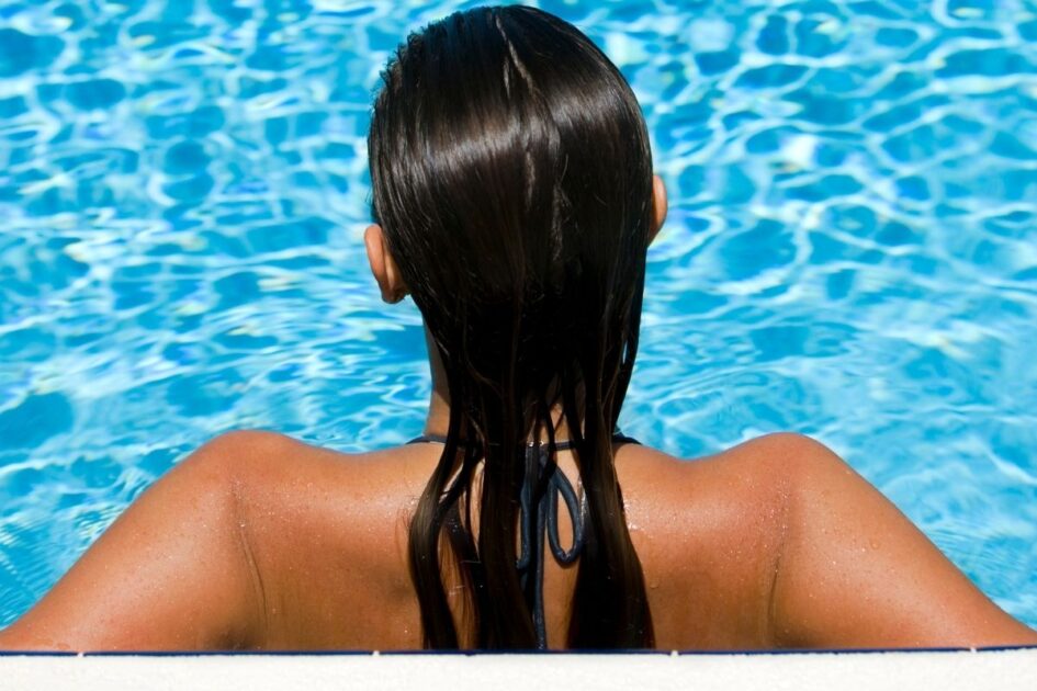 Conselhos que te ajudarão a proteger o cabelo na piscina