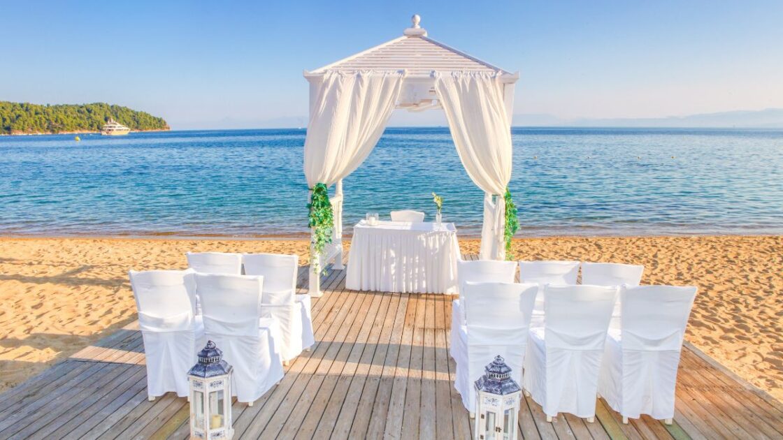 Casamentos na praia são considerados locais diferentes e românticos