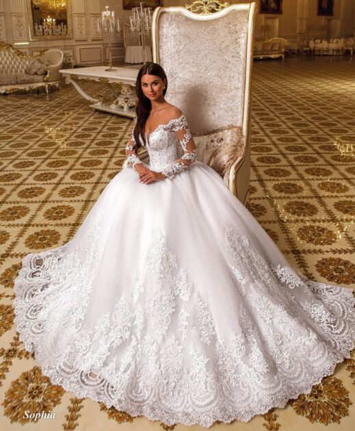 Vestido de Noiva Modelo Princesa com Detalhes em Renda e Cristais